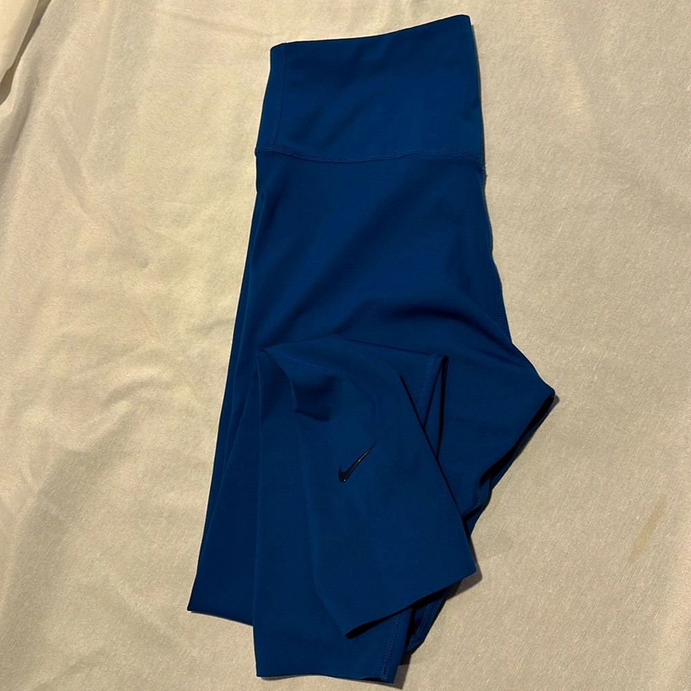 Women’s Nike leggings SZ M.